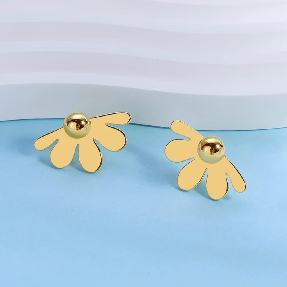 Identical golden daisy stud earrings - sterling silver